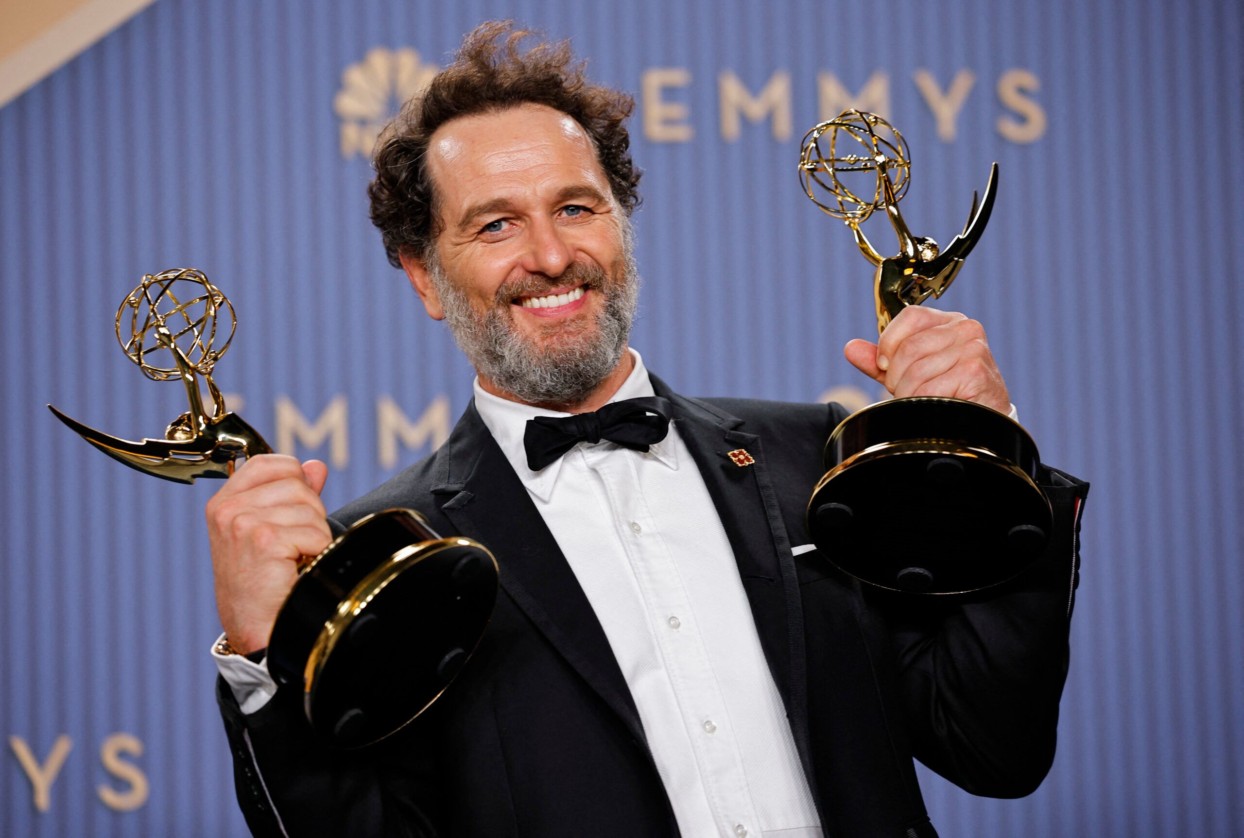 Emmy 2026: Matthew Rhys faz história ao vencer por duas séries na mesma noite