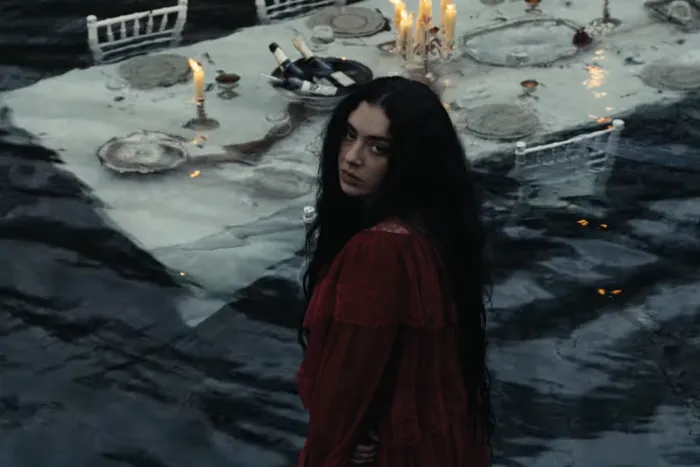 O Morro dos Ventos Uivantes | Trilha de Charli XCX estreia no topo das paradas