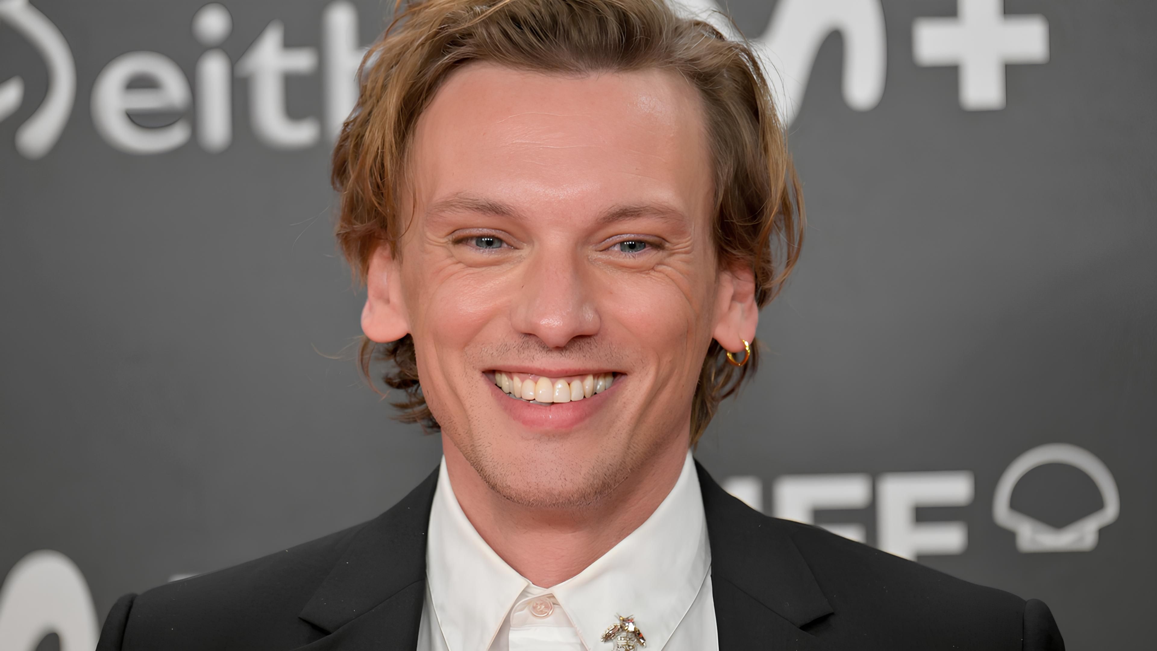 jamie-campbell-bower-e-anunciado-no-elenco-da-3a-temporada-de-os-aneis-de-poder (1).jpg