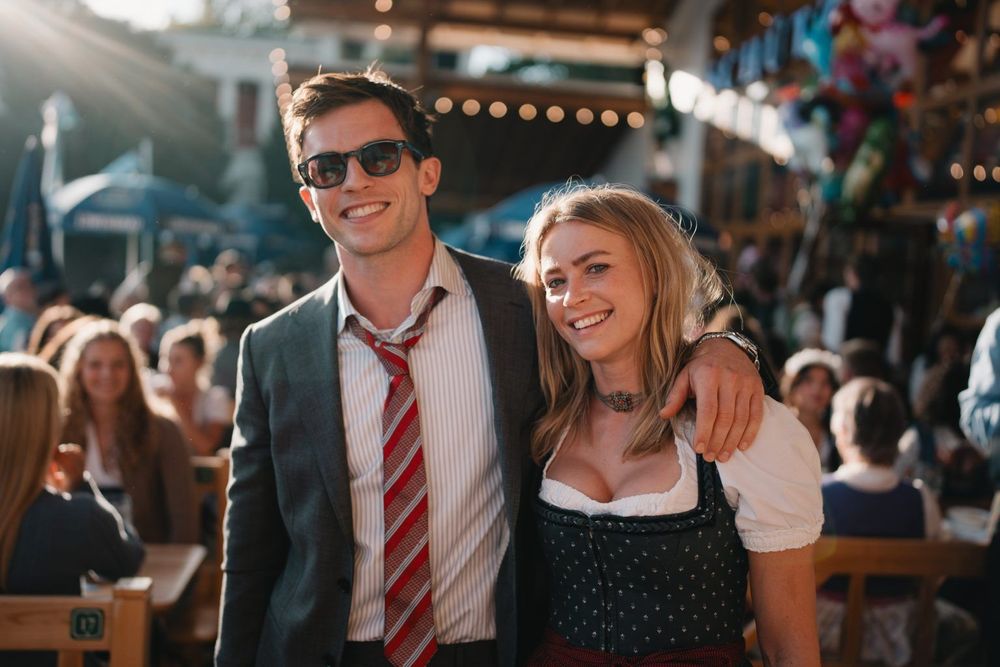 Netflix reúne atores de The O.C. e The Witcher em comédia romântica na Oktoberfest