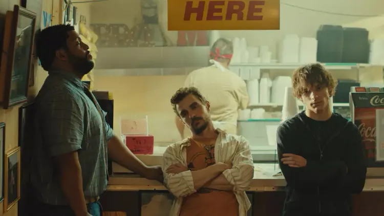 Idiotas ganha trailer para maiores