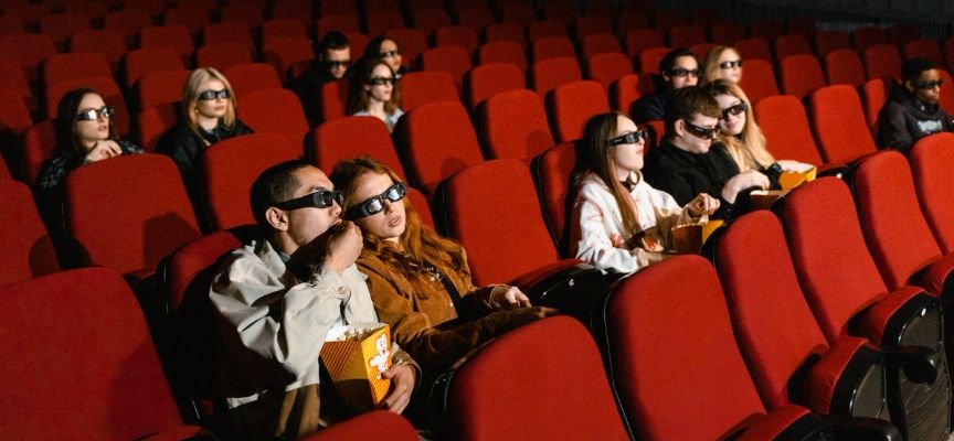 sala-de-cinema-com-pessoas.jpg